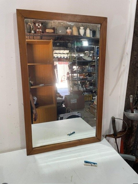Lote siguiente: Espejo con marco de madera