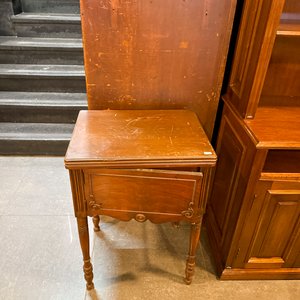 Lote anterior: Mesa Auxiliar Antigua de Madera con Cajón