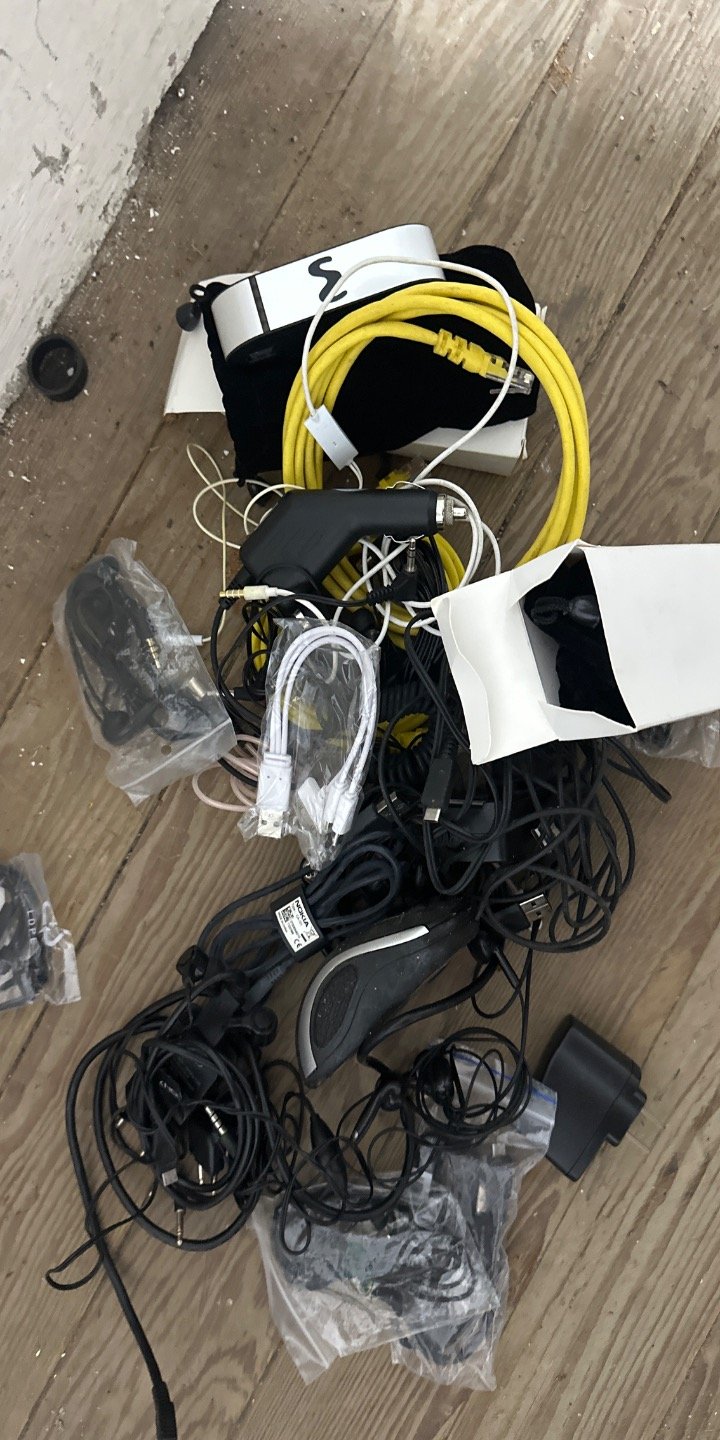 Lote de Artículos Eléctricos y Cables Varios