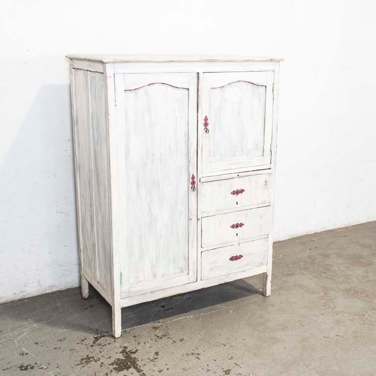 Lote siguiente: Roperito universal de Mueblería Caviglia: mueble de estilo con detalles en la patina