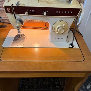 Máquina de Coser Singer con Mueble Moderno y Accesorios - imagen 3