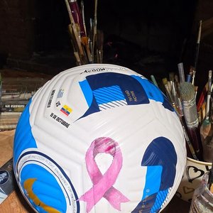 Lote siguiente: Pelota de Fútbol Intervenida con Cinta Rosa