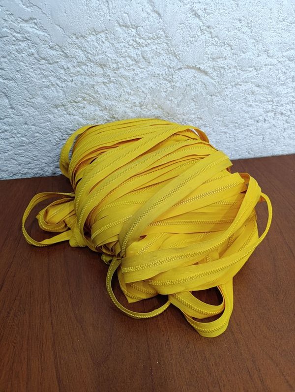 Rollo de cierre amarillo grueso