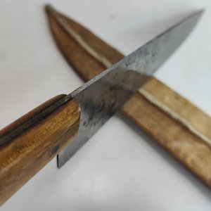 Cuchilla Mundial con Cabo de Madera y Vaina de Cuero Crudo - imagen 3