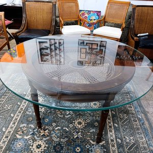 Mesa Redonda de Roble con Centro Esterillado y Tapa de Cristal - imagen 3