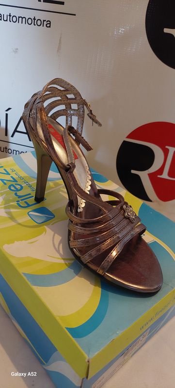 Zapatos de tacón alto y sandalias de cuero - imagen 4