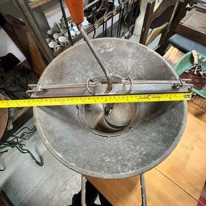 Molinillo de Legumbres Antiguo de Metal con Manivela y Empuñadura de Madera - imagen 6