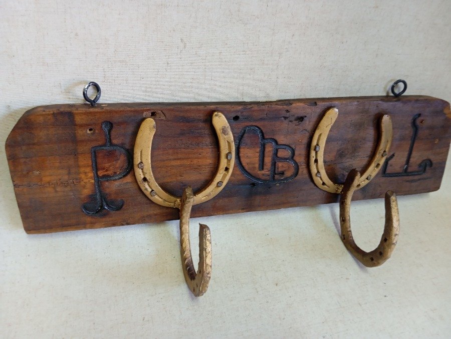 Lote anterior: Perchero de madera con herrajes