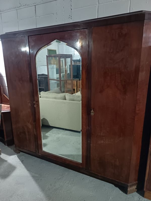 Ropero Antiguo de Madera con Espejo Biselado y Cajones