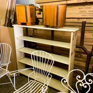 Lote siguiente: Estantería Metálica Blanca con Muebles de Madera y Metal