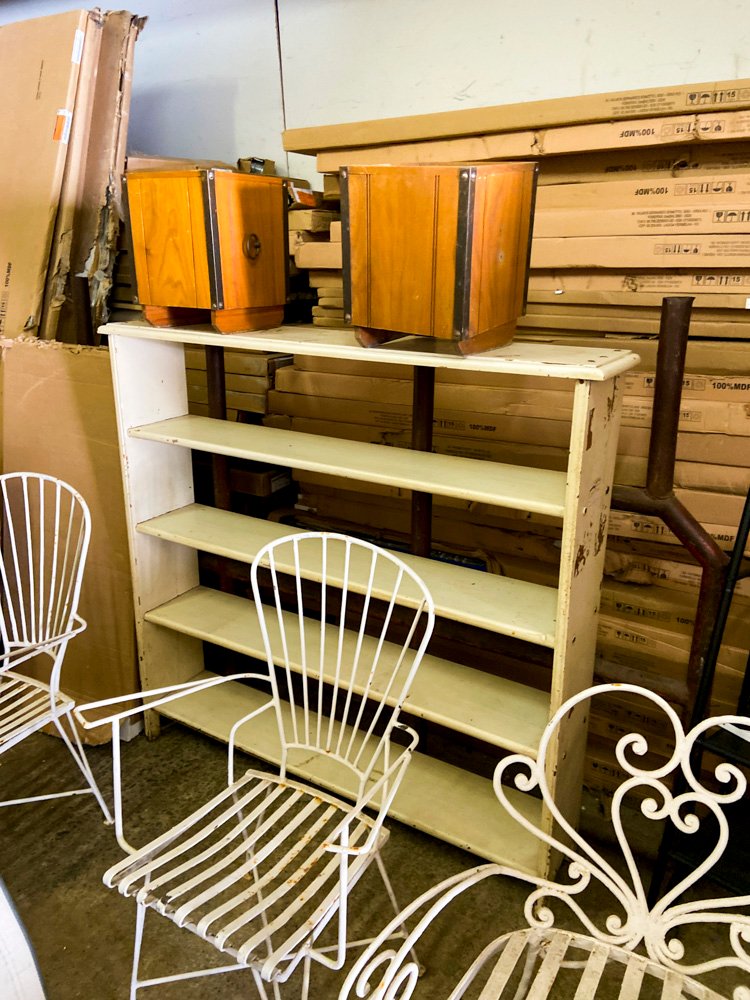 Estantería Metálica Blanca con Muebles de Madera y Metal