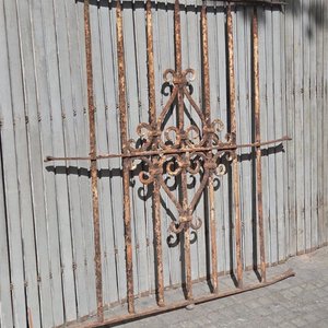 Antigua Reja de Hierro Forjado con Diseño Ornamental - imagen 3