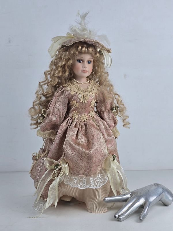 Muñeca de Porcelana Estilo Victoriano con Vestido Rosa Antiguo y Accesorios
