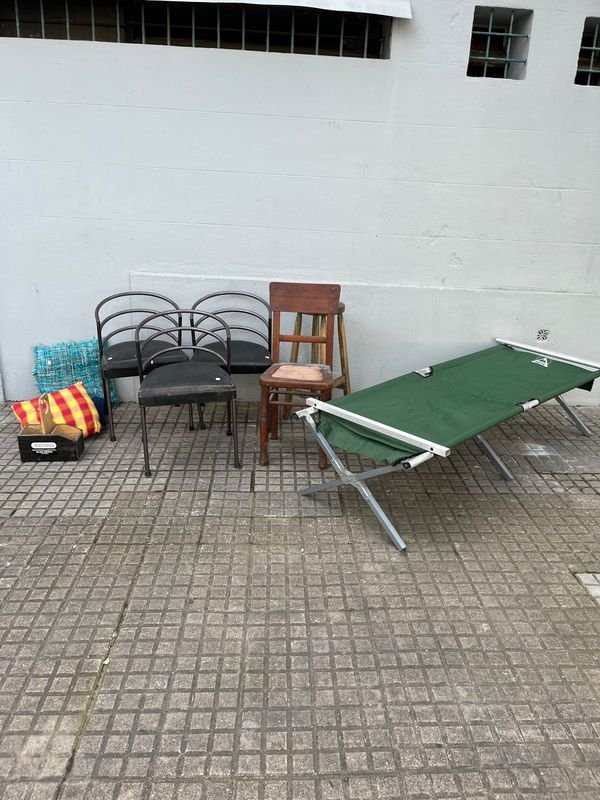 Catre Plegable de Aluminio con 3 Sillas de Hierro y Cuerina, Banqueta y Matera