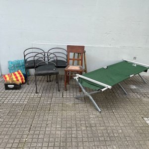 Lote anterior: Catre Plegable de Aluminio con 3 Sillas de Hierro y Cuerina, Banqueta y Matera
