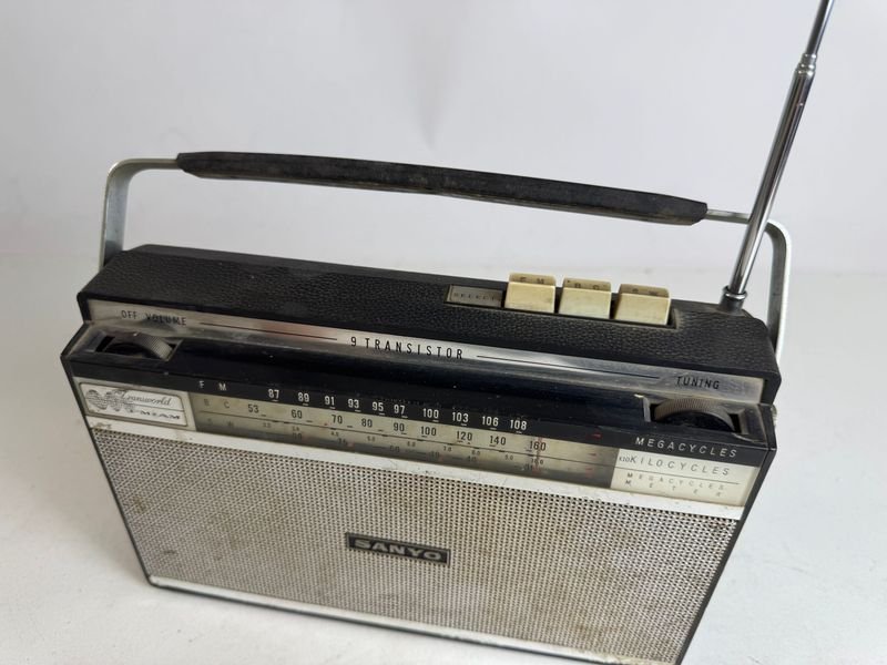 Antigua radio Sanyo en venta - imagen 4