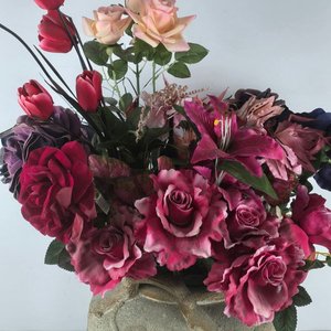 Jarrón Antiguo con Flores Artificiales y Relieves de Hiedra - imagen 4