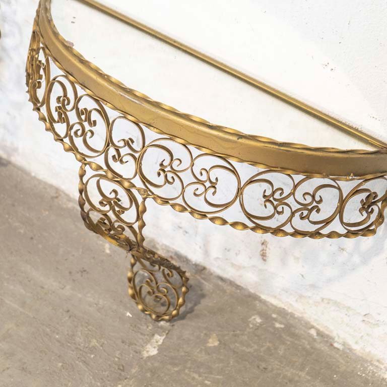 Dressoire con espejo oval en metal dorado para decorar tu hogar - imagen 3