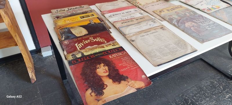 Gran lote de libros y accesorios en buen estado - imagen 2