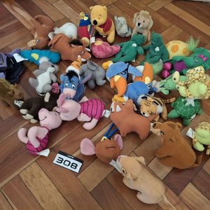 Lote de Peluches y Muñecos Coleccionables de Disney y Personajes Variados - imagen 1