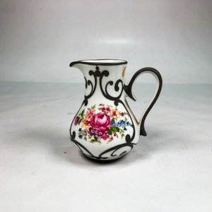 Jarrita de Porcelana Blanca con Flores y Bordes Plateados - imagen 3