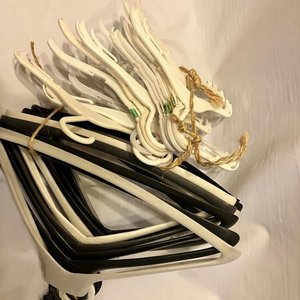 Lote de Perchas de Plástico Blancas y Negras - imagen 3