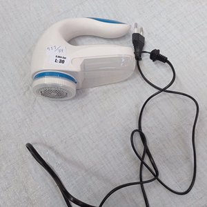 Cuatro piezas: 2 auriculares gamer + saca pelusa eléctrico + cargador de pilas - imagen 3