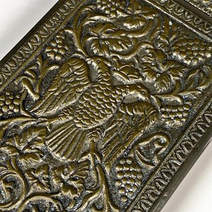 Porta Libreta Metálico Labrado con Figuras de Aves y Hojas de Vid - imagen 2
