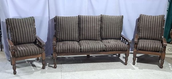 Juego de Living de Madera: Sofá y Sillones con Almohadones Rayados