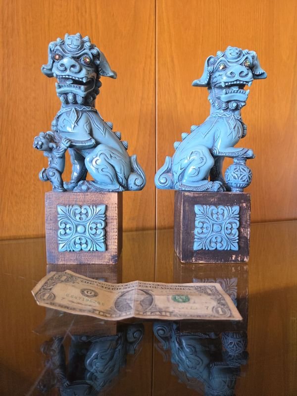 Lote siguiente: Estatua de perros en resina con ojos brillosos