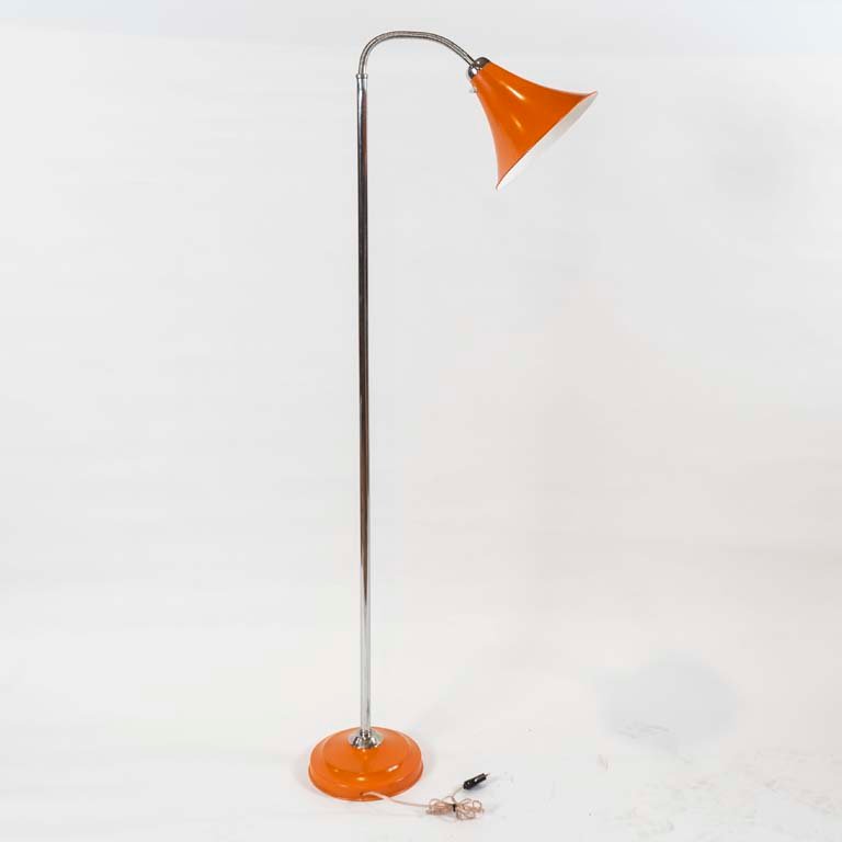 Lámpara de Pie Cromada con Pantalla Metálica Naranja y Cuello Flexible