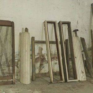 Lote de Maderas, Marcos de Ventana, Persianas y Parrilla de Cama - imagen 3