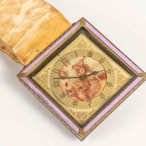 Reloj de Colgar Antiguo con Escena Romántica en Marfilina y Marco de Bronce con Esmalte - imagen 2