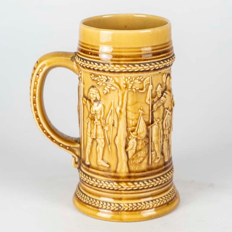 Jarra de cerveza cerámica con escenas en relieve de Valdivia, Chile - imagen 2
