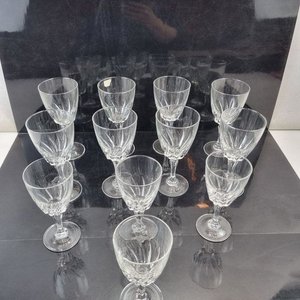 Lote siguiente: L 395 - 12 Piezas - Set de 12 copas para licor o grappa, con diseño trabajado y base de apoyo para servir y lucir en cualquier mesa