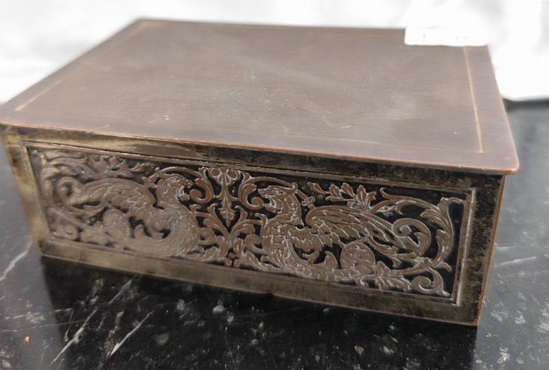 Lote siguiente: Cajita de madera recubierta en metal labrado de origen francés con escena de cabaret