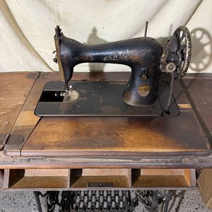 Máquina de Coser Singer Antigua con Mesa de Hierro Fundido - imagen 3