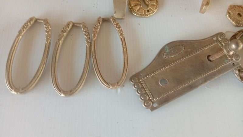 Herrajes antiguos en bronce para decoración y uso - imagen 3