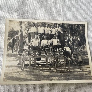 Lote de Fotografías Antiguas de Ciclismo y Eventos Deportivos - imagen 3