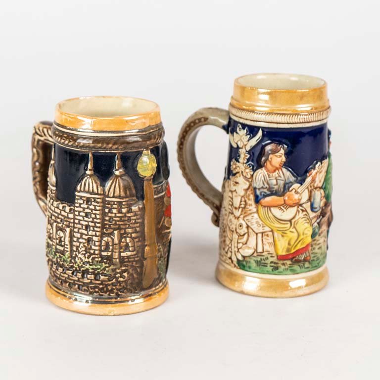 Dos jarras de cerveza de cerámica con escenas en relieve - imagen 2