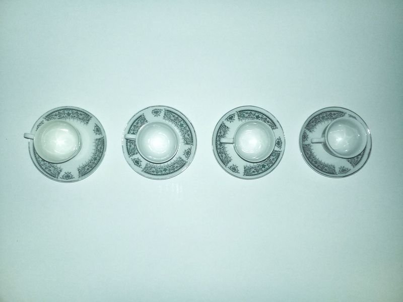 Juego de té con cuatro tazas y platos de porcelana - imagen 2