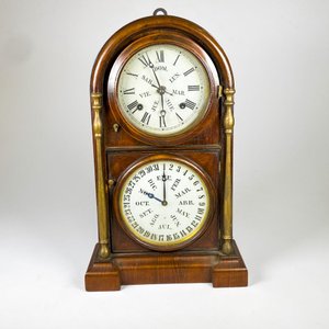 Lote siguiente: Reloj de pared caja madera doble esfera, con calendario péndulo y llave ,altura 50 cm