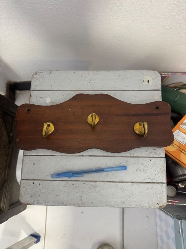 Perchero de Madera con Ganchos Dorados