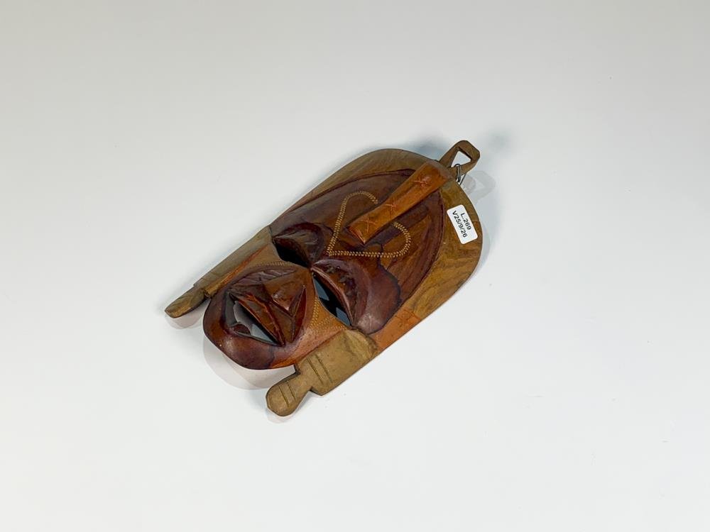 Máscara Azteca de Madera con Decoración de Corazón