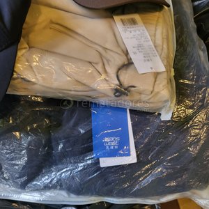 Lote de Ropa: Gorros, Buzos y Chaqueta Acolchada - imagen 2