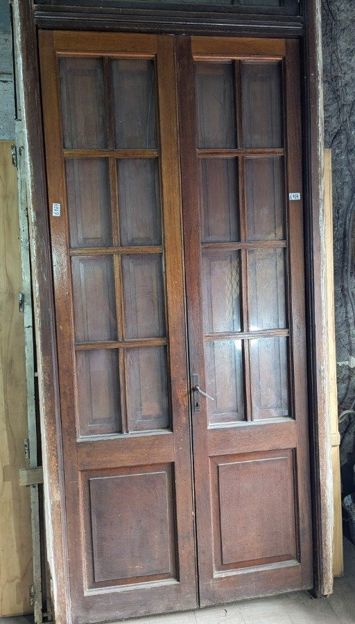 Puerta antigua con par de hojas batientes y banderola superior - imagen 11