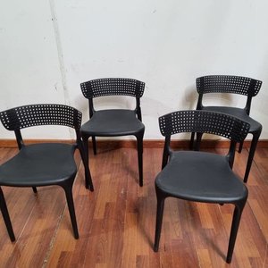 Lote anterior: Set de 4 Sillas Negras de Plástico Inyectado con Respaldo Perforado