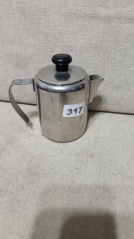 Cafetera Metálica Pequeña con Tapa y Pico Vertedor