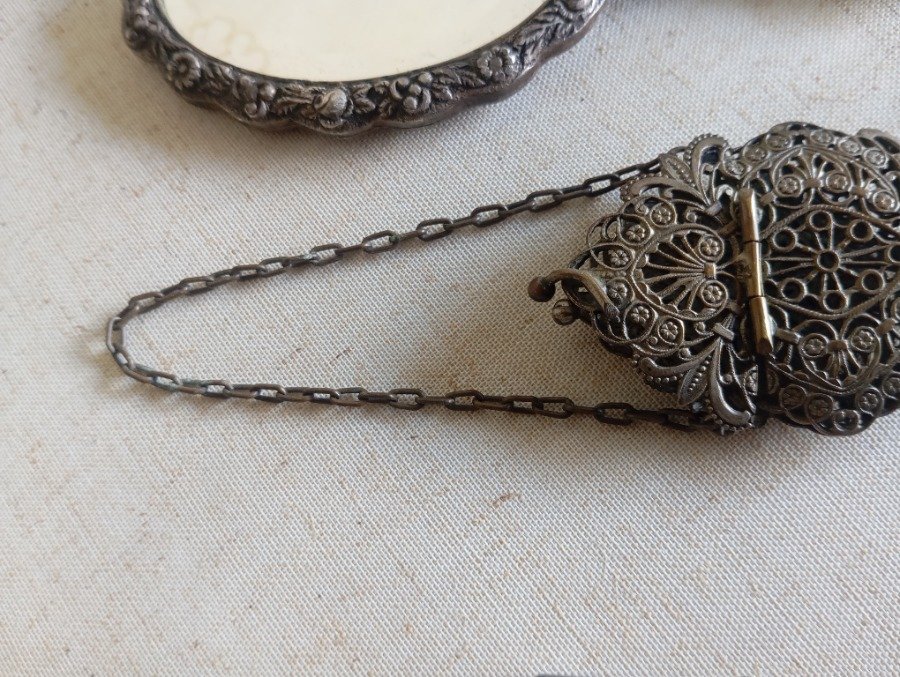 Antiguo espejo de 16 cm con accesorios antiguos - imagen 4