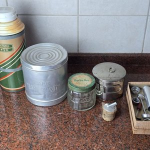 Lote anterior: Selección de Artículos Vintage: Termo Thermos, Lata Café Libertad y Más